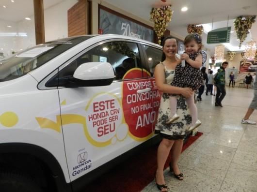 Moradora do Centro de Criciúma ganha Honda CR-V do Shopping Della 