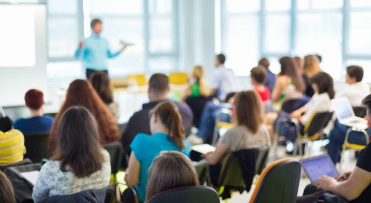 Educação reduz custos e amplia o número de professores em sala de aula