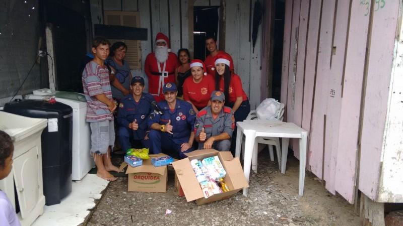 Bombeiros fazem boa ação na véspera de Natal