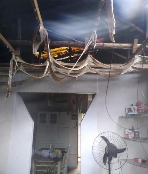 Casa é atingida por incêndio no bairro Coloninha em Araranguá