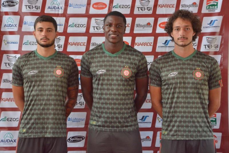 Próspera apresenta três atletas do elenco
