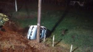 Motorista perde o controle da direção e capota no Morro da Bananeira
