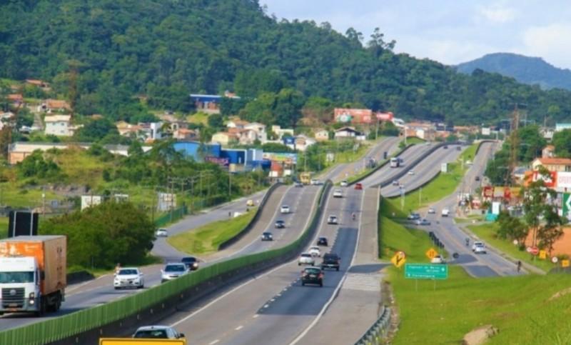 Paulo Lopes: caminhão de combustível tomba e BR-101 é interditada
