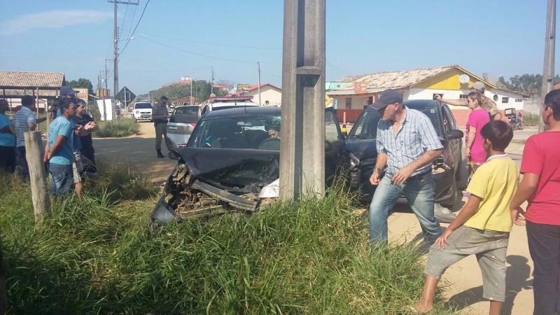 Motorista fica ferido após colidir carro em poste