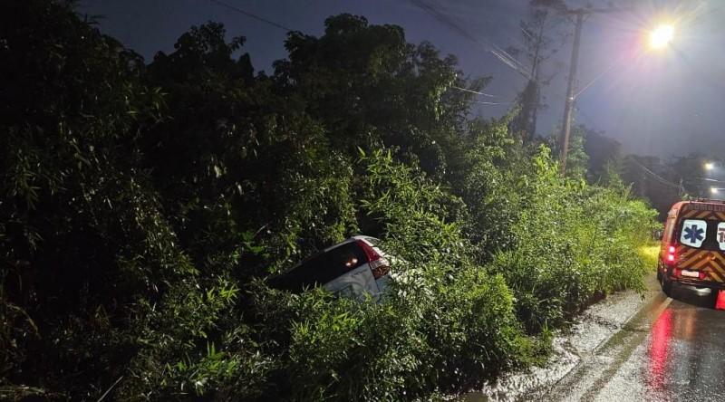 Motorista perde controle da direção e sofre saída de pista em Orleans