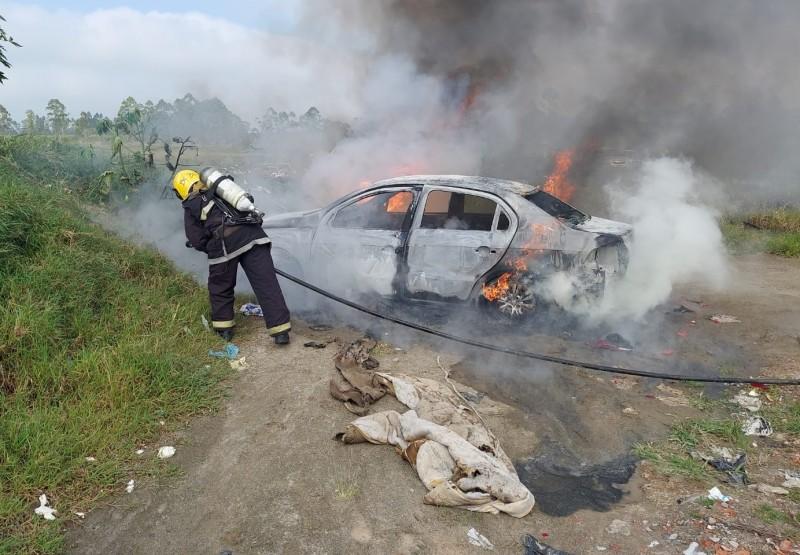 Carro fica destruído após pegar fogo em Araranguá