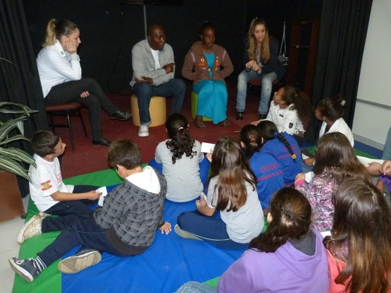 Casal de ganeses conversa com estudantes do Bairro da Juventude