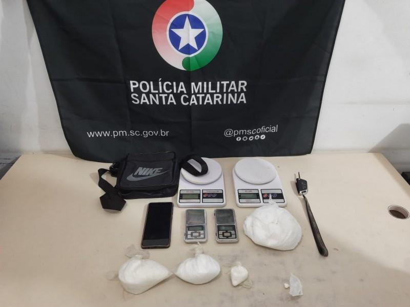 Jovens são presos por tráfico de drogas em Araranguá  