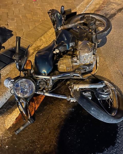 Motorista ultrapassa em local proibido e colide frontalmente contra motocicleta em Jaguaruna