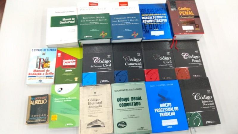 Biblioteca Donatila Borba recebe doação de livros do Fórum da Comarca de Criciúma
