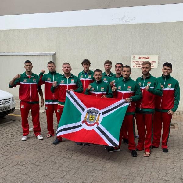 Atletas de muay thai de Criciúma conquistam cinturão e sete medalhas no Canoas Boxing Stadium