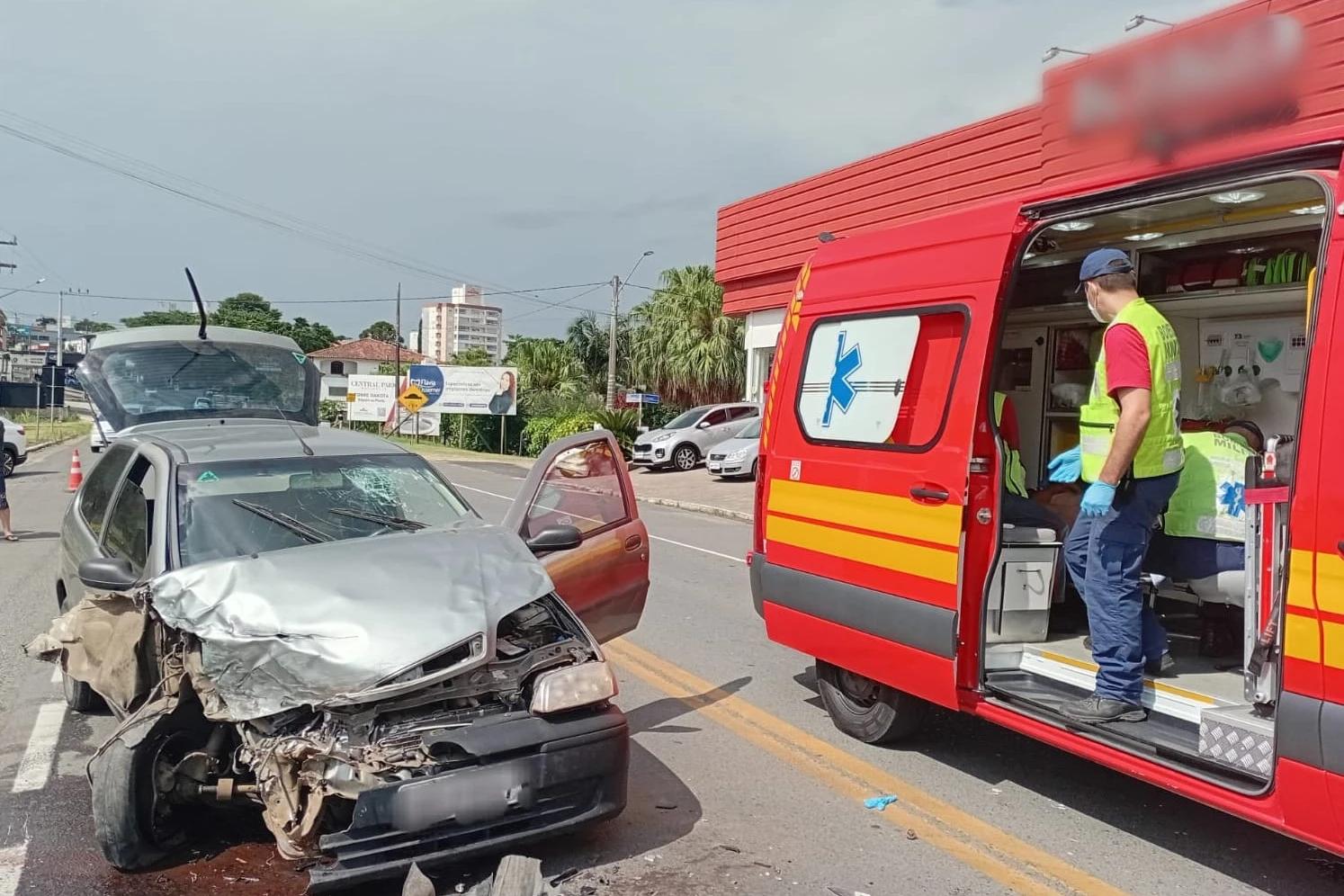 Carro colide na traseira de caminhão e acidente deixa motorista ferido