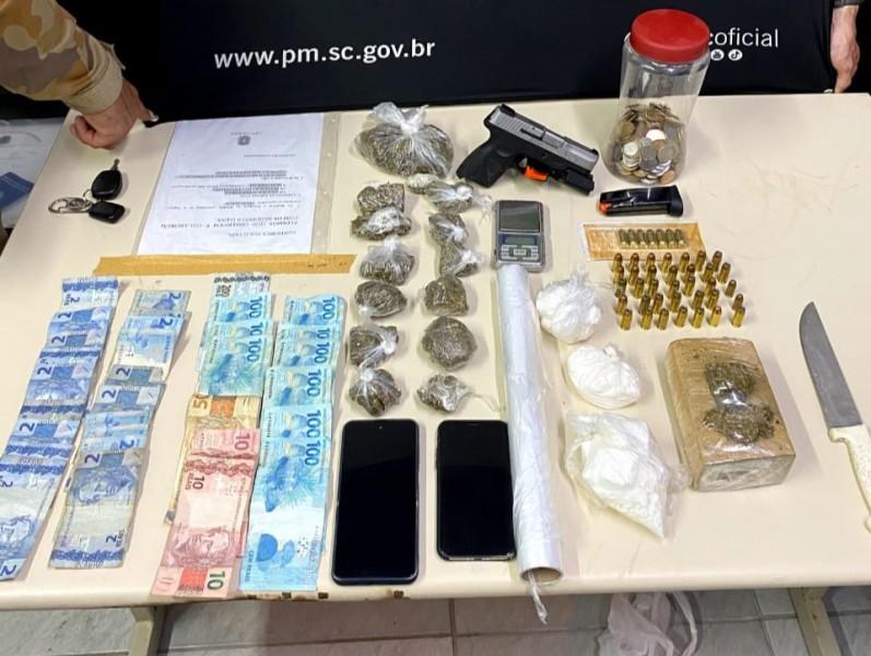 Casal é preso em Siderópolis após PM encontrar arma de fogo, drogas e munições