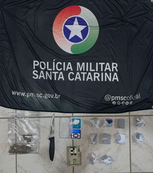 PM apreende maconha e cocaína em casa no bairro Pinheirinho