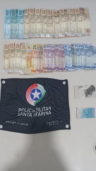 PM apreende comprimidos de ecstasy e mais de R$ 1 mil em saída de festa em Criciúma