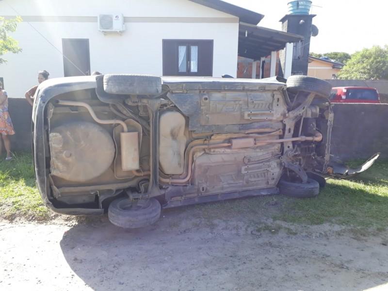 Motorista capota veículo em Araranguá e é encaminhado ao hospital 