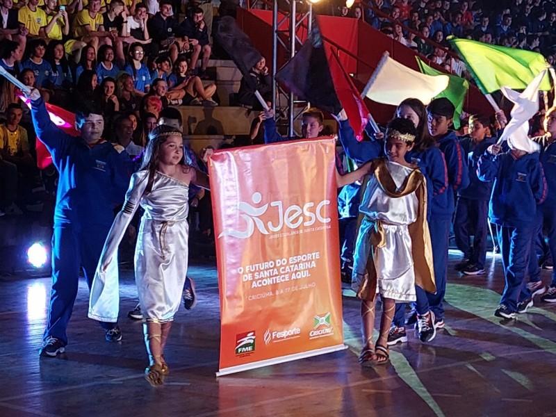 Festa das etnias marca a cerimônia de abertura dos Jesc em Criciúma