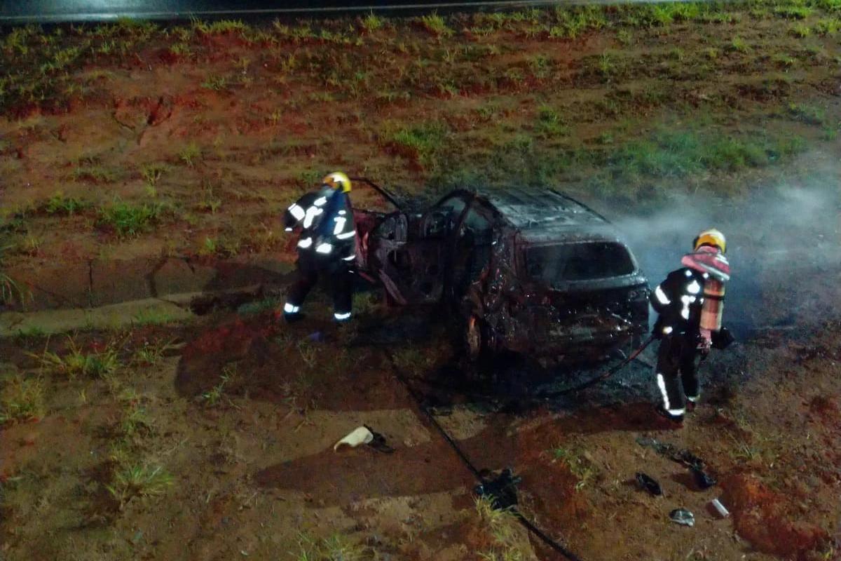 Criciúma: bombeiros combatem incêndio em carro na Via Rápida