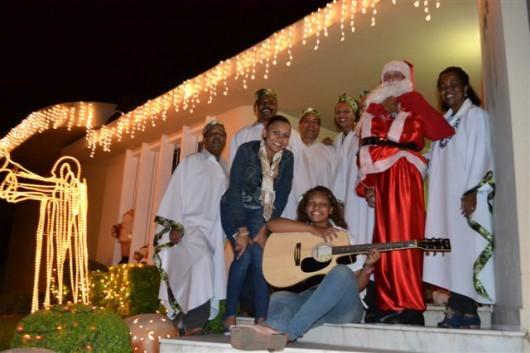 Família recebe amigos e papai Noel com samba em Cocal do Sul
