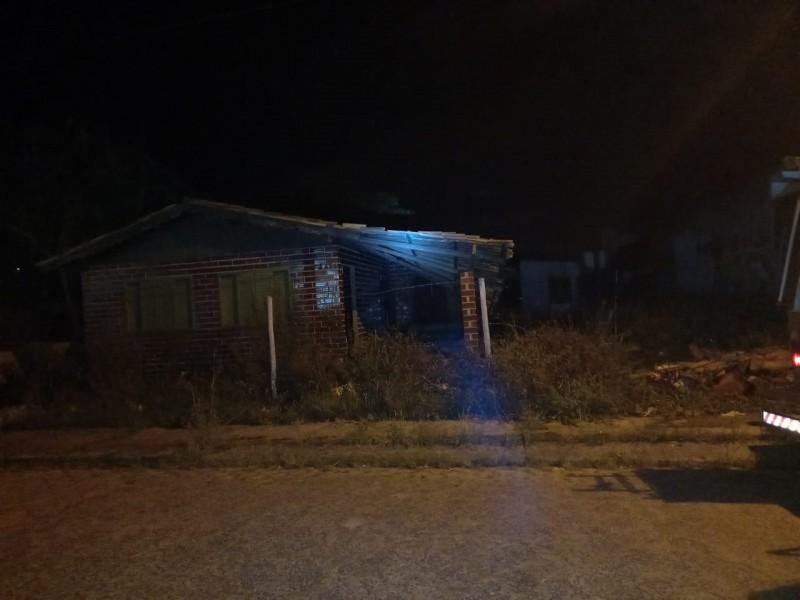 Residência abandonada é atingida por incêndio em Balneário Rincão 