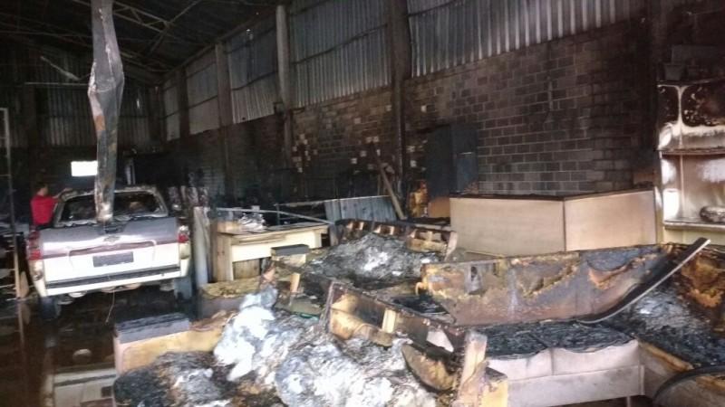 Estofaria pega fogo e automóvel fica destruído