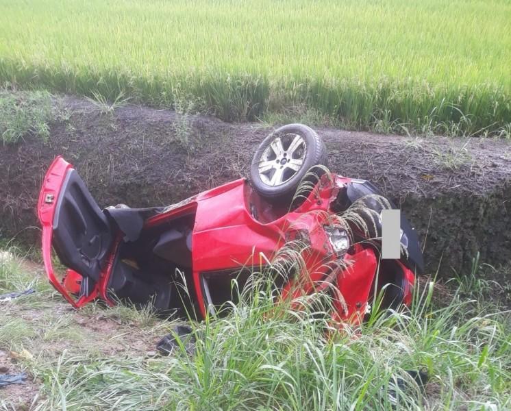 Motorista é hospitalizado após capotamento na SC-447, em Meleiro