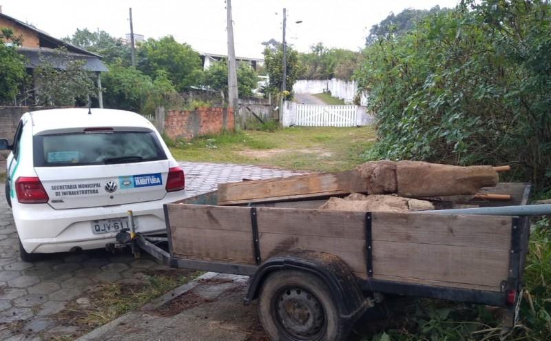 Equipes do município de Imbituba removem pilares irregulares em Área de Preservação Ambiental