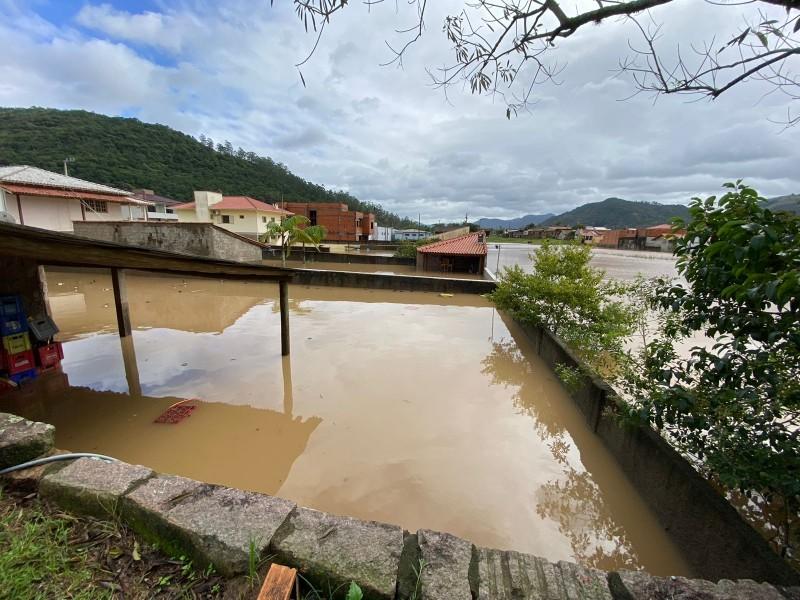 Erosão com rompimento de rede compromete abastecimento de água em bairros de Tubarão