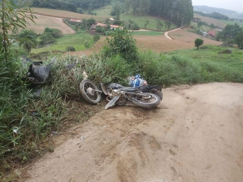 Motociclista morre após colidir contra carro