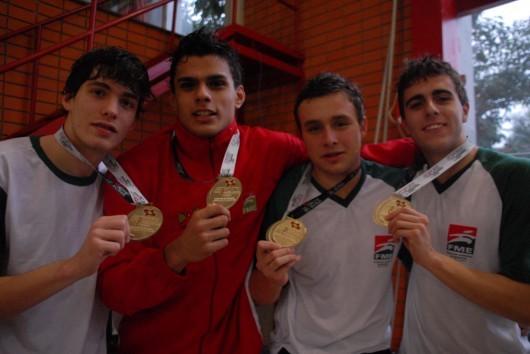 Natação com 12 medalhas
