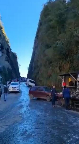 Formação de gelo na pista causa acidentes na Serra do Corvo Branco