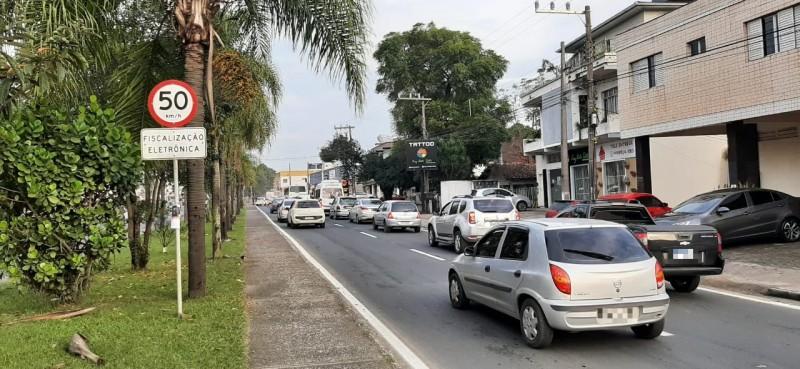Trânsito em meia pista na avenida Centenário na região do bairro Próspera