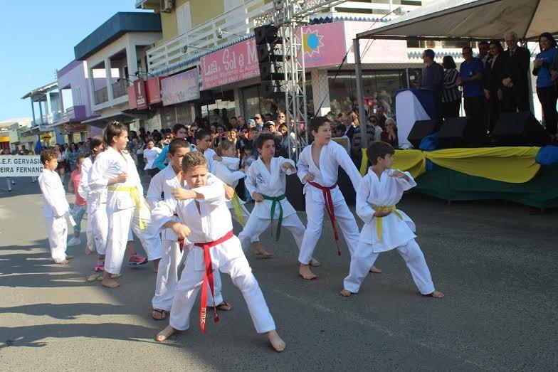 Educação e incentivo à leitura pautam desfile cívico do Rincão