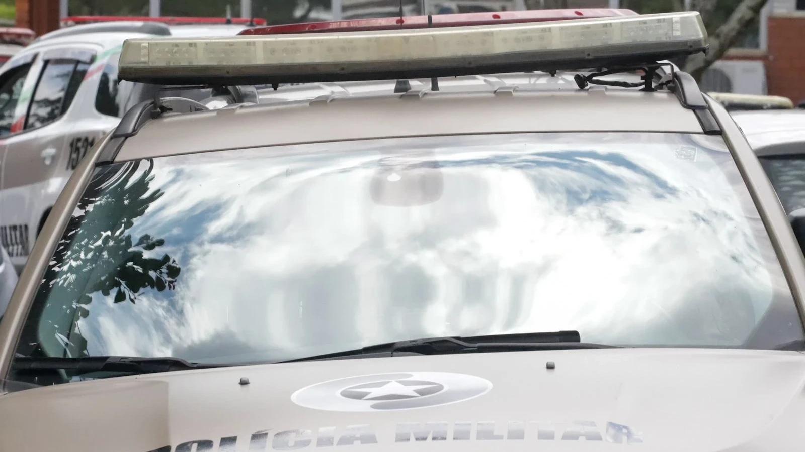 Adolescente é visto empinando moto e acaba apreendido após perseguição policial