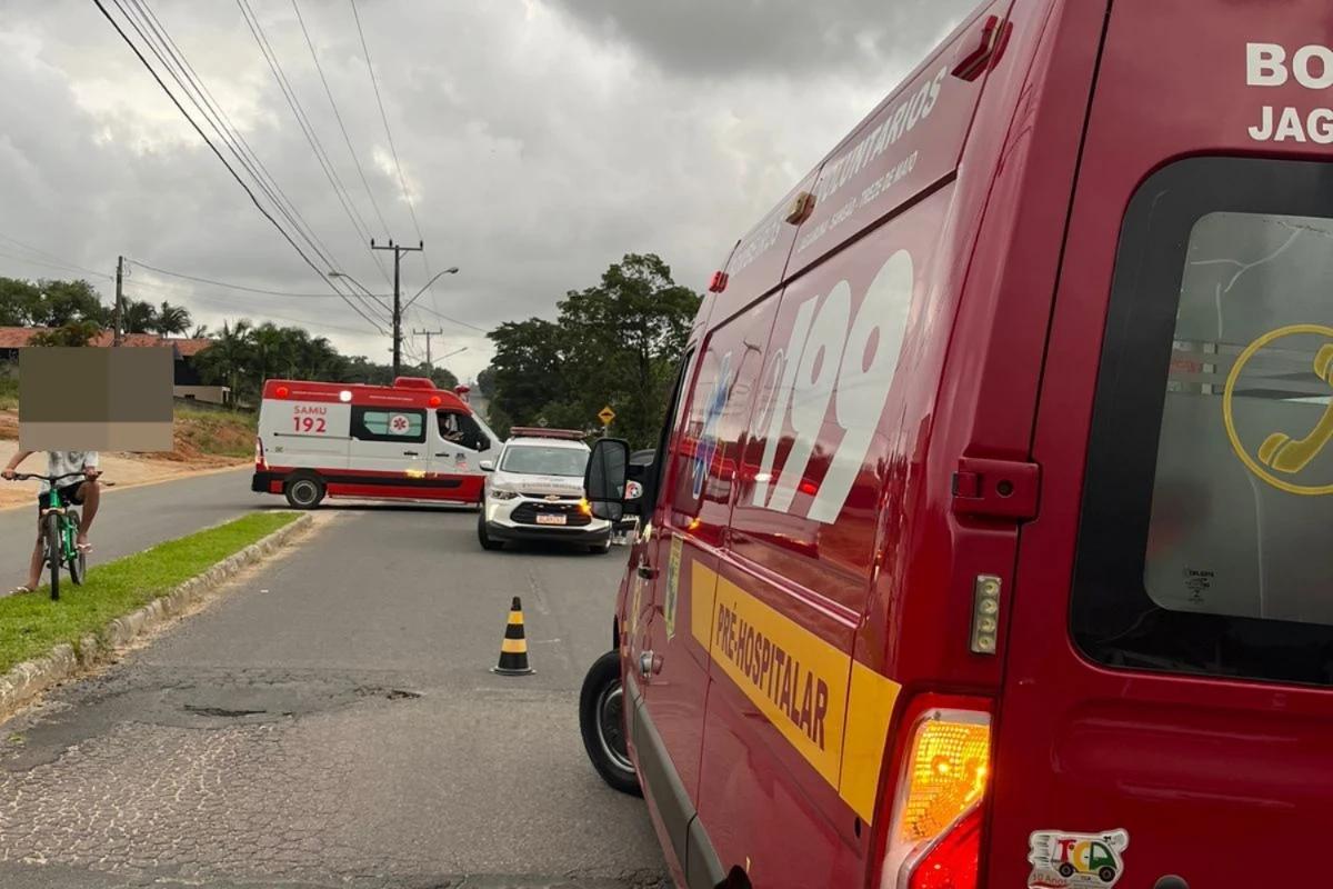 Motociclista fica ferido após colidir contra carro