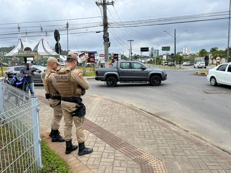 Carro e moto colidem em cruzamento na avenida Gabriel Zanette em Criciúma