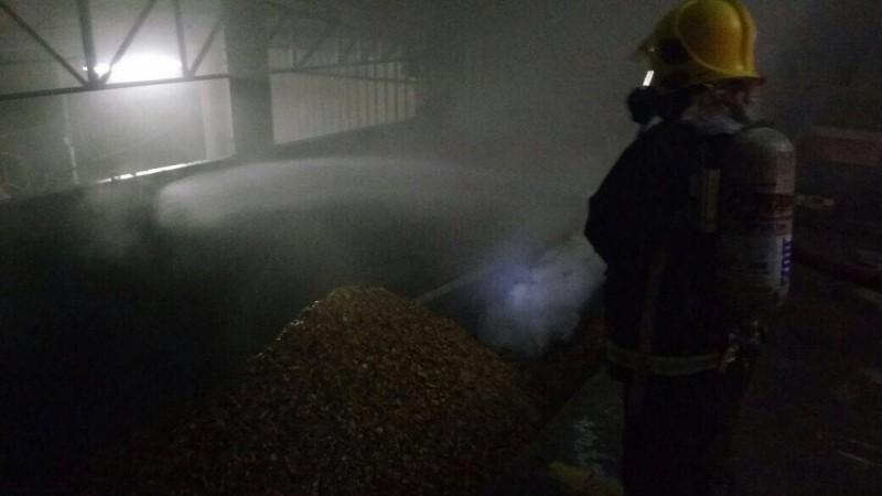 Bombeiros voluntários combatem incêndio em engenho de farinha