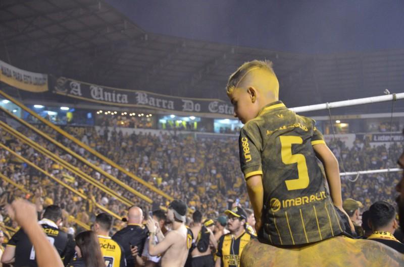 Galeria carvoeira: torcida enche a arquibancada e vê de perto o Tigre subir para a Série A