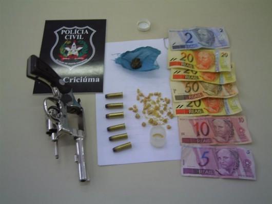 Suspeito de envolvimento em três homicídios é flagrado com 40 pedras de crack