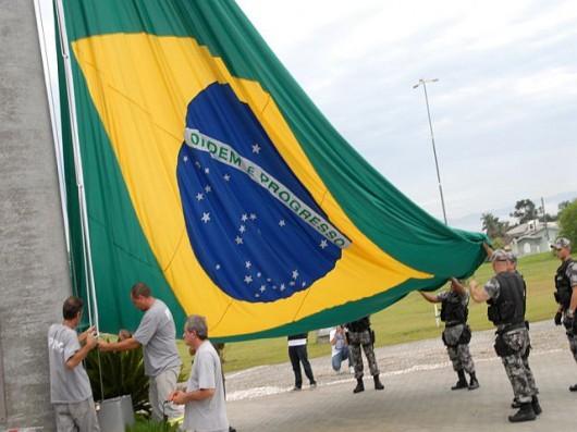 Hasteamento da bandeira abre comemoração dos 131 anos de Criciúma