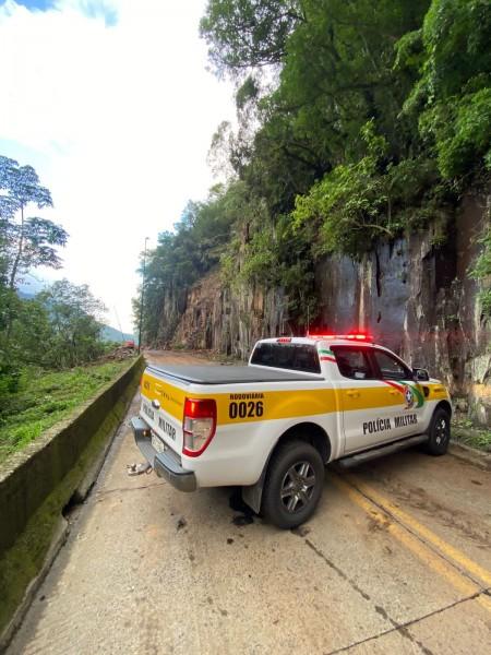 Pedregulhos continuam caindo de encosta e Serra do Rio do Rastro segue interditada 