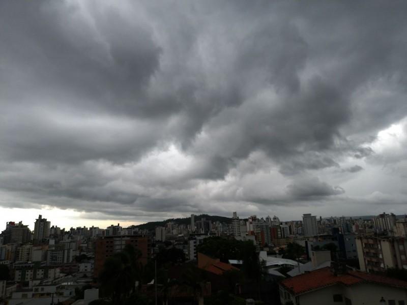 Defesa Civil emite alerta para temporais e descargas elétricas em Santa Catarina 