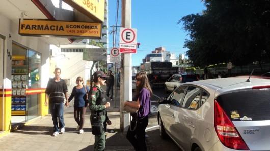 Rua João Cechinel recebe placas de sinalização para estacionamento