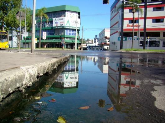 Drenagem entupida causa mau cheiro na região Central