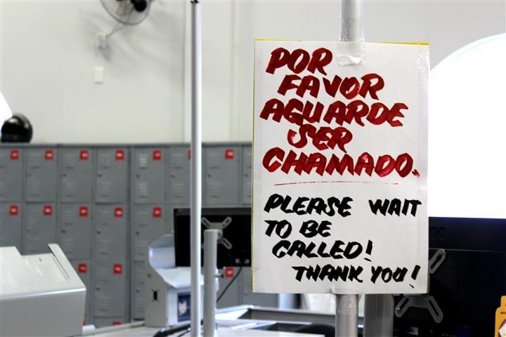 Supermercado traz placas em inglês de olho nos imigrantes
