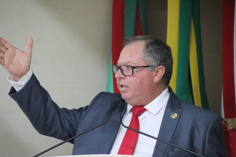 Vereador questiona realização de aferições nos semáforos no município