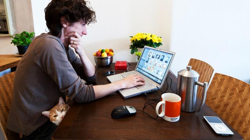Opção por mais tempo em família faz pais escolherem por atividade freelance