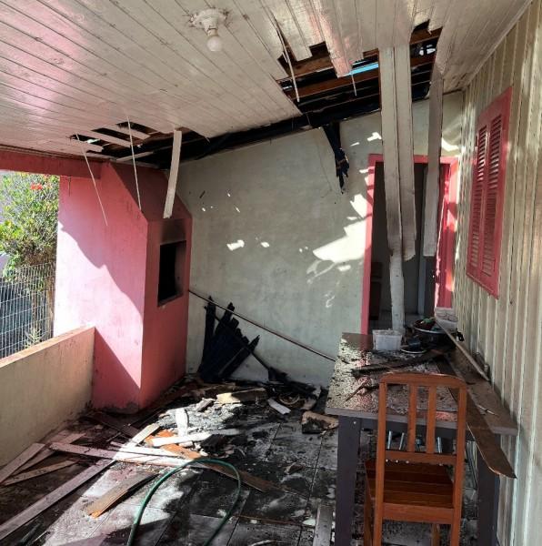 Casa de madeira pega fogo em Turvo