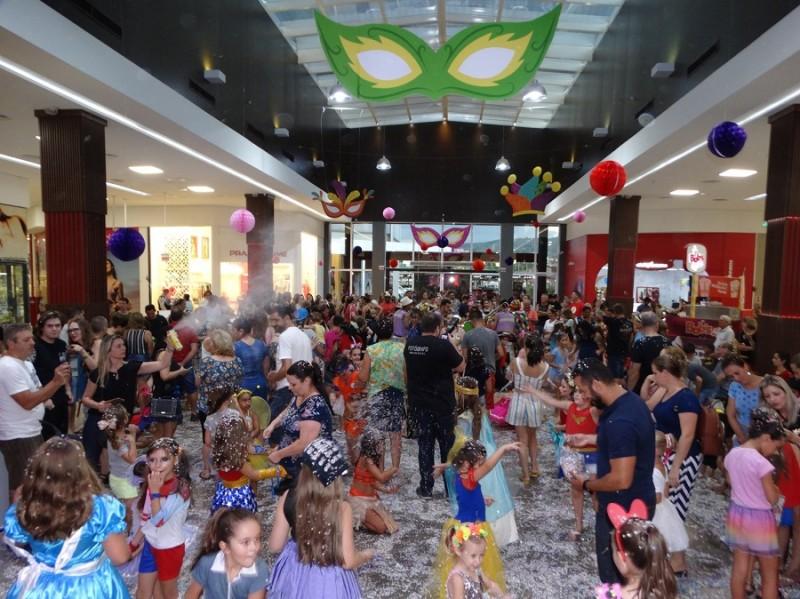 Folia em família no Bailinho de Carnaval do Criciúma Shopping