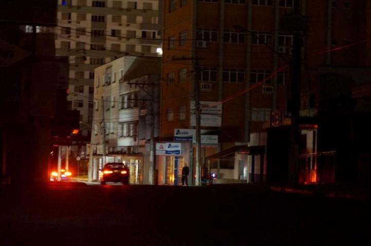 Postes e semáforos na área central de Criciúma estão sem energia elétrica